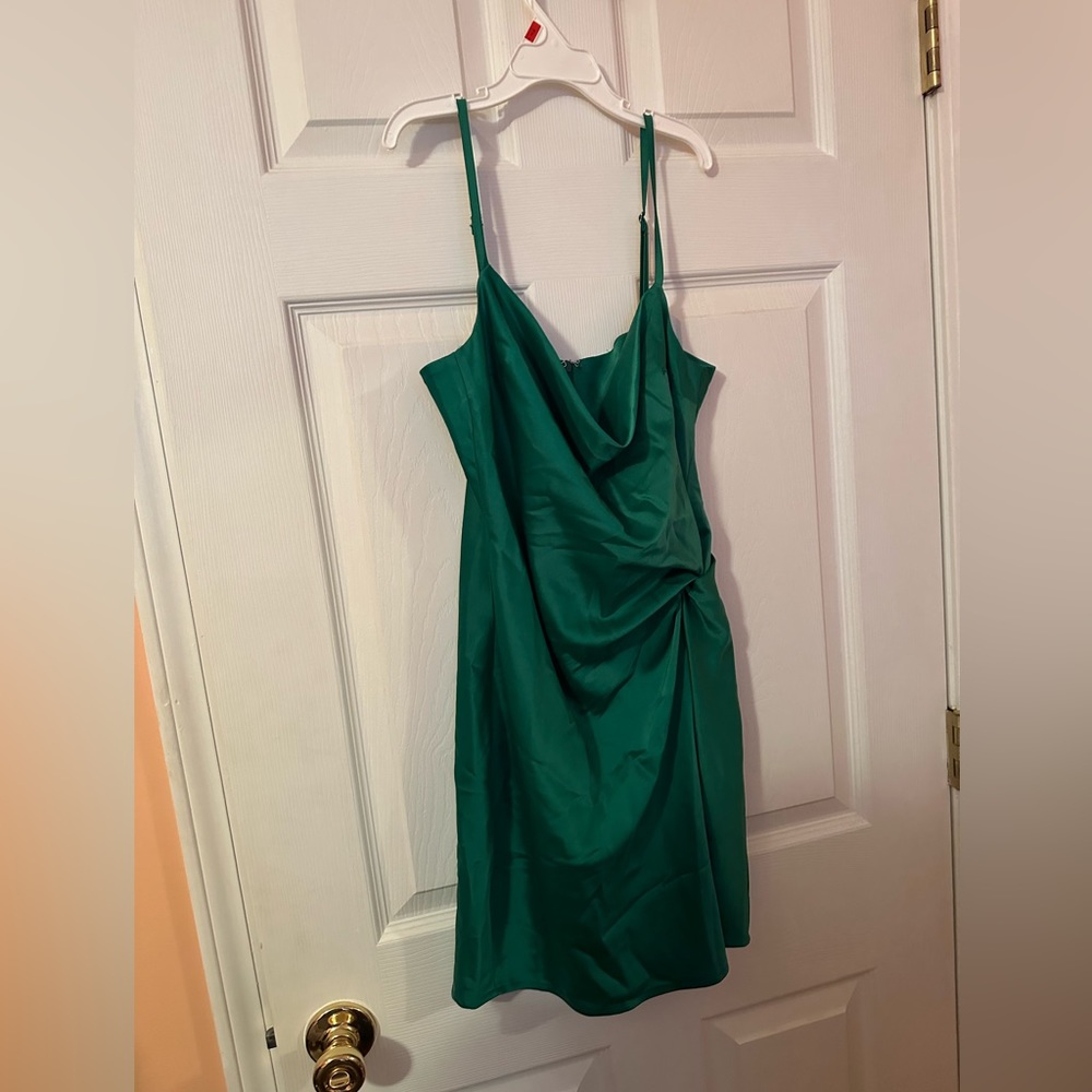 Emerald Mini Dress. S-M fit. NEW w/ tags!! Just needs to be steamed!
